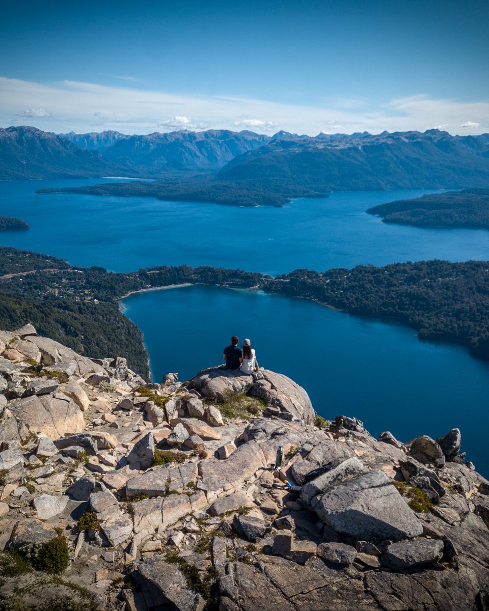 🗻🏔📸 Picture yourself admiring this view, reaching the Filo Falso Belvedere and discovering the immensity of the landscape. Who would you like to enjoy this experience with?  

📸 Alejo Rodríguez 

<a href="/neuquentur/">Turismo Neuquén</a> <a href="/Turismovla/">Villa La Angostura</a>