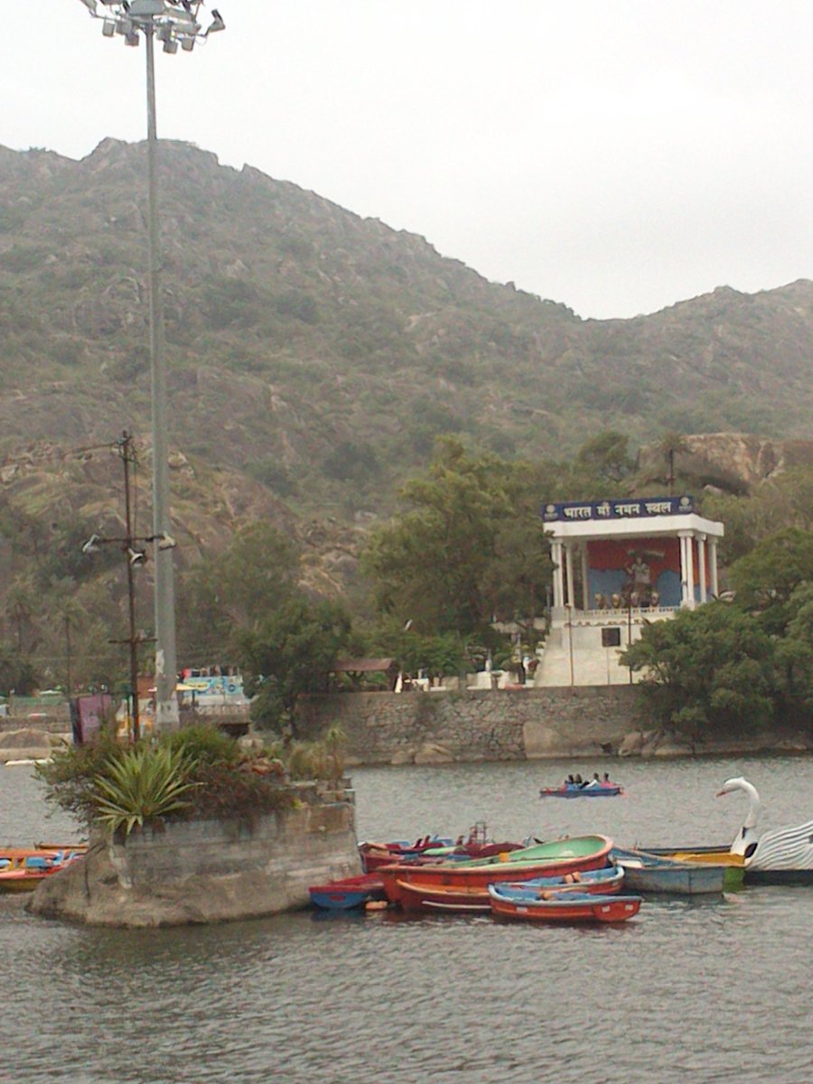 JatinManjrawala's tweet photo. @incredibleindia @my_rajasthan Beautiful nakhi lake at mount abu..
My click.. https://t.co/NiLdyFm5Of
