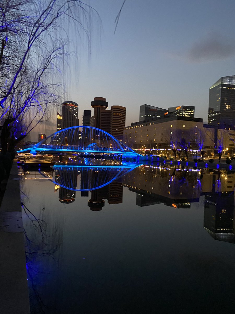 AsthanaRoli's tweet photo. Evening walk along the Liangmahe. Spring is in the air. #Dusk #BeijingSpring https://t.co/DVkaSKvGqQ