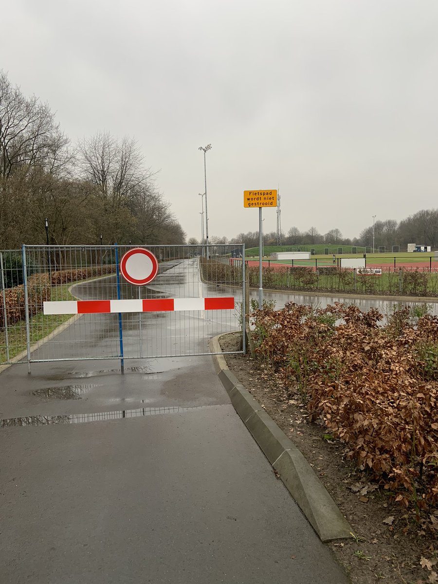 Gemeente Zeewolde: RT <a href="/EggeJan_deJonge/">Egge Jan de Jonge</a>: Fietspad is geveegd en afgesloten voor verkeer. Nu nog het water erop en dan kan de vorst komen! Succes @ijsclubzeewolde! <a href="/gemzeewolde/">Gemeente Zeewolde</a>