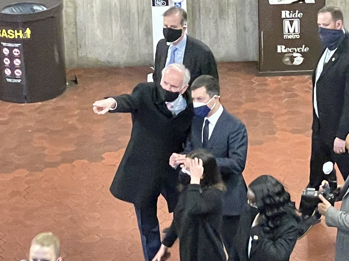More photo ops in  #wmata Union Station. I asked Buttigieg if he’d take Metro to work. “I hope to!”