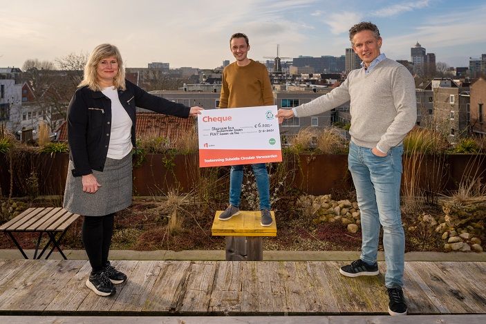 PLNT_Leiden's tweet photo. Wij hebben de subsidie Circulair Verwaarden gewonnen van @GemeenteLeiden! Wij gaan onze circulaire daktuin The Roof verrijken met de brandtrap van de voormalige @ABNAMRO. Samen gaan we verspilling tegen en hergebruiken we bestaand bouwmateriaal 💪🏾 #waardeerhetcirculeerhet #Leiden https://t.co/g2nUjahyud