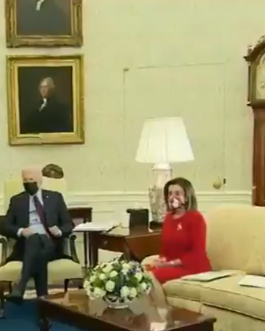 PaulCharchian's tweet photo. Why does the White House have the world's worst secret door? https://t.co/bqSDRYVwtz