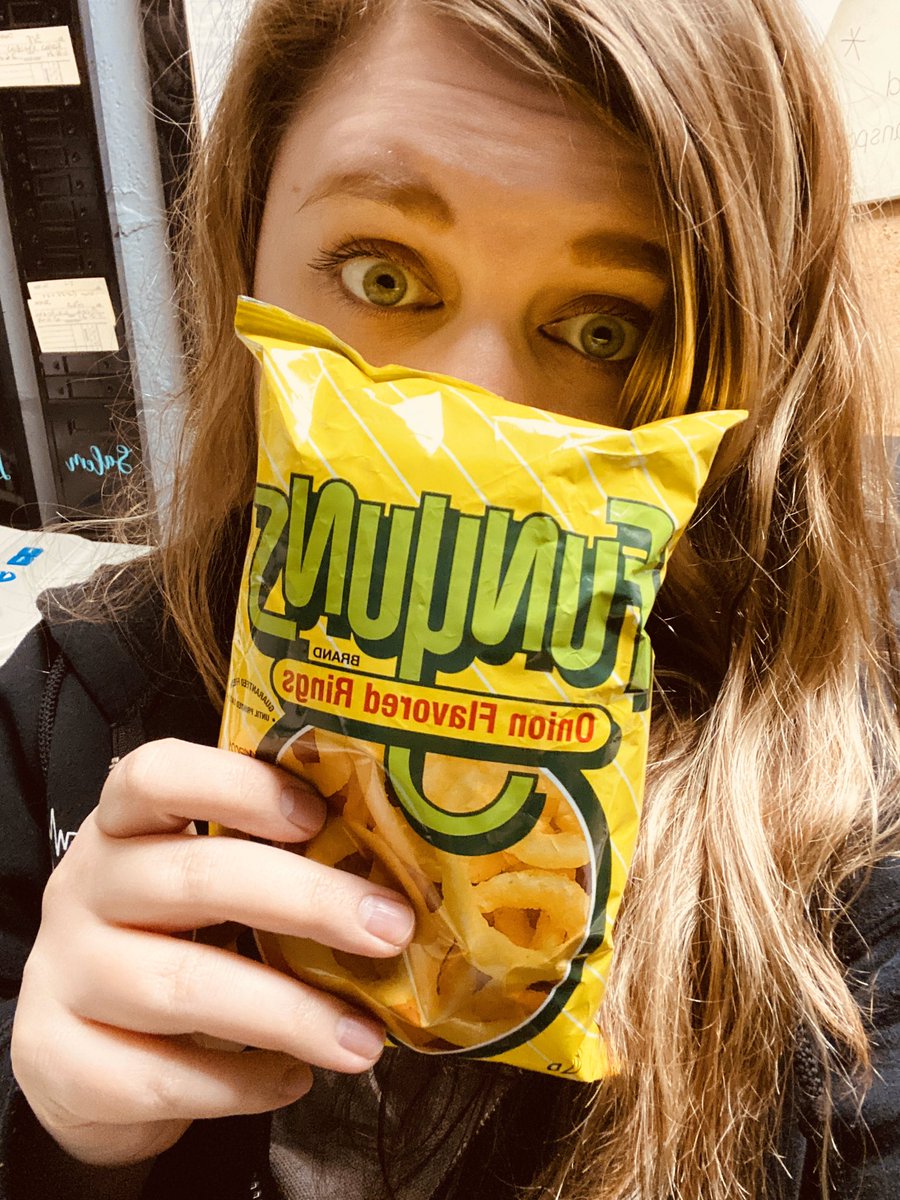 RatedRDiva's tweet image. Funyuns are disgusting and yet here we are... at 1045am... #dispatchproblems @TheRealFunyuns