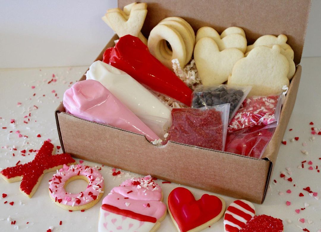 SheratonToronto's tweet photo. #FridayFeature Bake Sale Toronto has a fun and romantic Valentine's Day activity you can do right at home! Check out their sugar cookie decorating kit: https://t.co/YjaT6EDNf9 💞 

@thekingswaybia | #SupportLocalToronto | #EtobicokeShopping https://t.co/C9RmROk7uJ