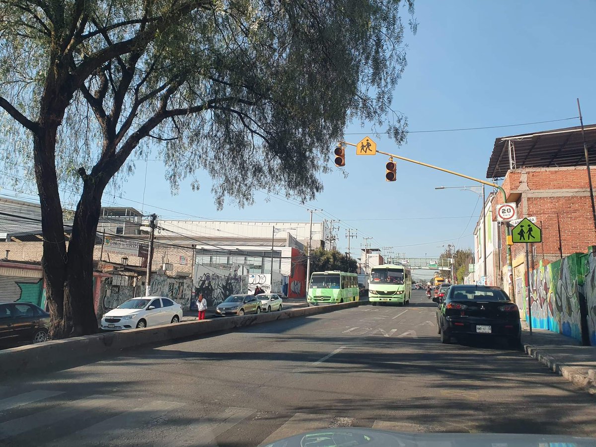 Centenario_Ofic's tweet photo. El lastre con el que vive día a día vecinos de todo #Centenario con la #Ruta57 se mete en sentido contrario con pasaje incluido, no sirve de nada los reportes en @LaSEMOVI e @inveacdmx @andreslajous @RosarioMorales_ @MaricelaSilvaAn @valentinabtg @SanchezCorderoJ @LunaAlviso https://t.co/6AQCArQzHl