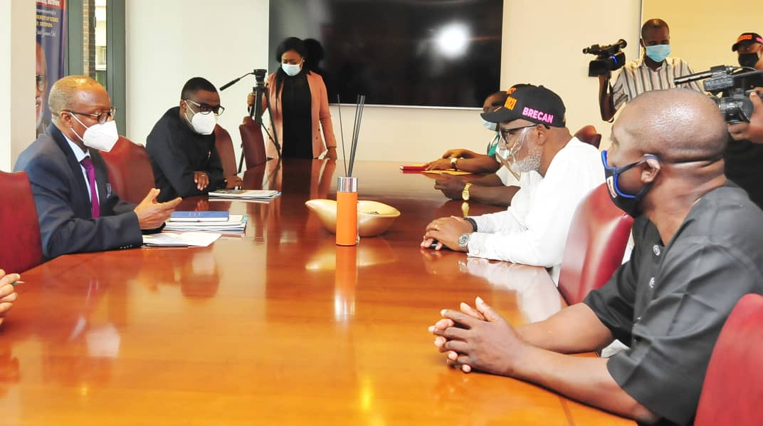 PINDFoundation's tweet photo. Our Executive Director @dara_akala yesterday presented a recommended Agricultural Policy for Ondo State by PIND to the Executive Governor of Ondo State @RotimiAkeredolu during a visit with the Governor and PIND Executives at the Ondo State Government House. 

1/2 https://t.co/OsG6CDkHQ4
