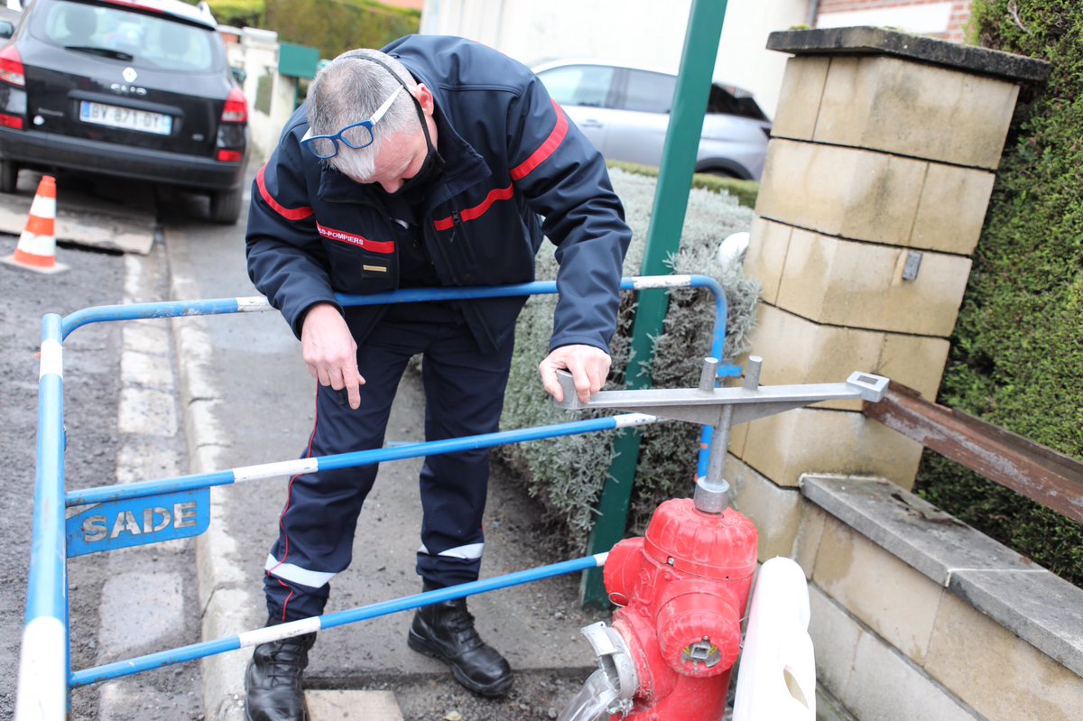 GrandArras's tweet photo. #travaux #eaupotable #defenseincendie. A #Achicourt, nous avons investi 450 000 euros pour renouveler le réseau d’eau potable et de défense incendie rue du Belloy. Indispensable pour que notre réseau d’eau soit #performant https://t.co/OND4NJ7gTd