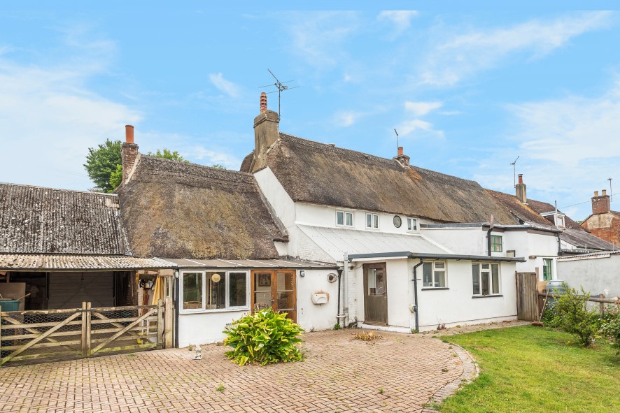 auctionhouseuk's tweet photo. Just ONE WEEK (12/2) to go until this #riverside #cottage in #Spetisbury, #Dorset goes under the virtual hammer with our @auctionhouseuk @symsam team; guide ยฃ225k https://t.co/KrjIsBVC9T https://t.co/mLRRaK75ob