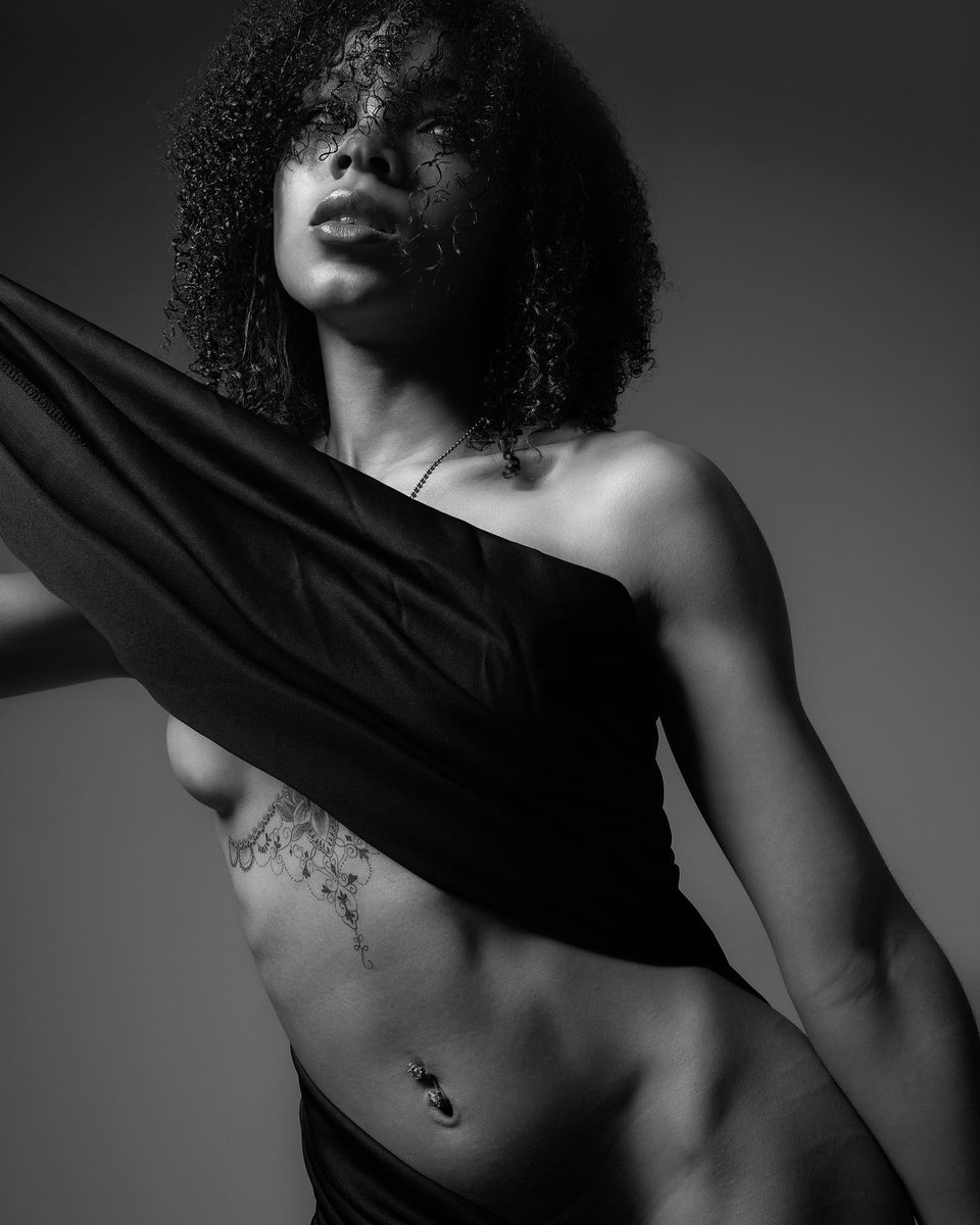 KodwoPhotos's tweet photo. Feuille Noire
#kodwophotos #explorepage #rva #rvaphotographer #photography #dc #ny #atl #la #miami #ct #dmv #ctmodel #art #explore #afrolatina #model #melanin #queen #curlyhair #editorial #rvacreatives #blackandwhite #africanart #portrait #portraitgames #feuille #noir #blacksheet https://t.co/Zkag8RjD06