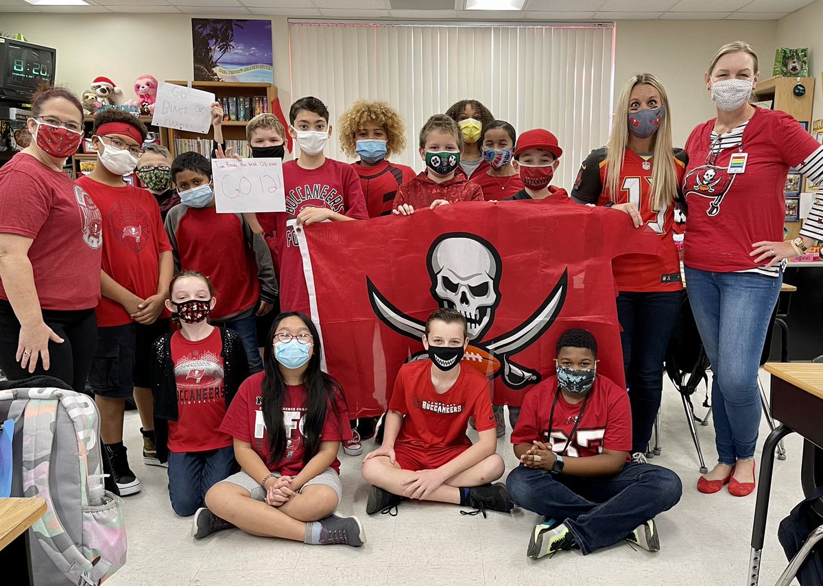 Sessumspride's tweet photo. Sessums is showing our hometown team some love today! 💗 Let’s go Tampa Bay Buccaneers! ❤️🧡🏈🏴☠️ @Buccaneers @BucsFoundation @HillsboroughSch #SBLV #GoBucs #RaiseTheFlags #raisetheredflags https://t.co/n0o1ufMDTl
