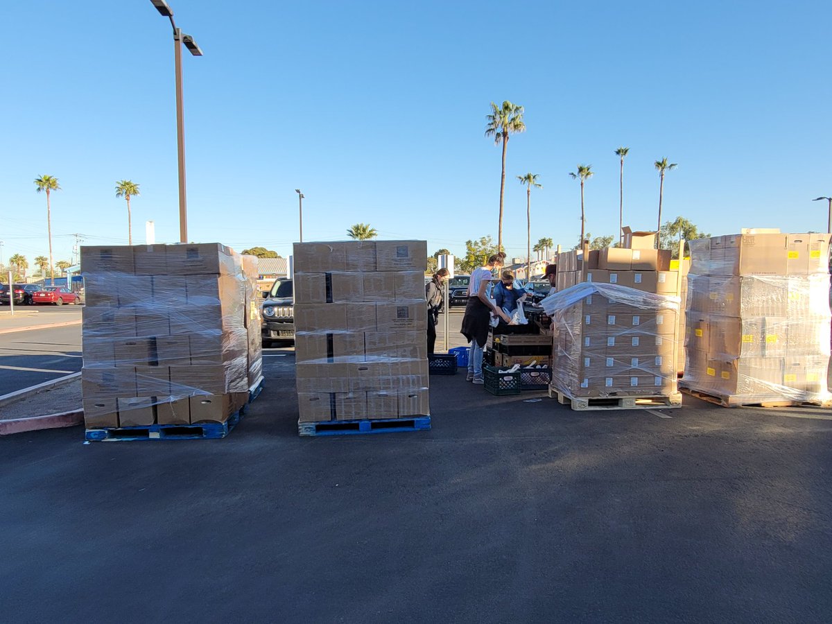 TerceroCyndi's tweet photo. Our students & families are important to us - ensuring they have a quality education, also means providing healthy meals, evening family sized food boxes, hygiene supplies, and even taking care of the family dog. Distributions take place 10am-12pm #PXUConnected #ThisIsWhoWeAre https://t.co/coquMY8jeQ