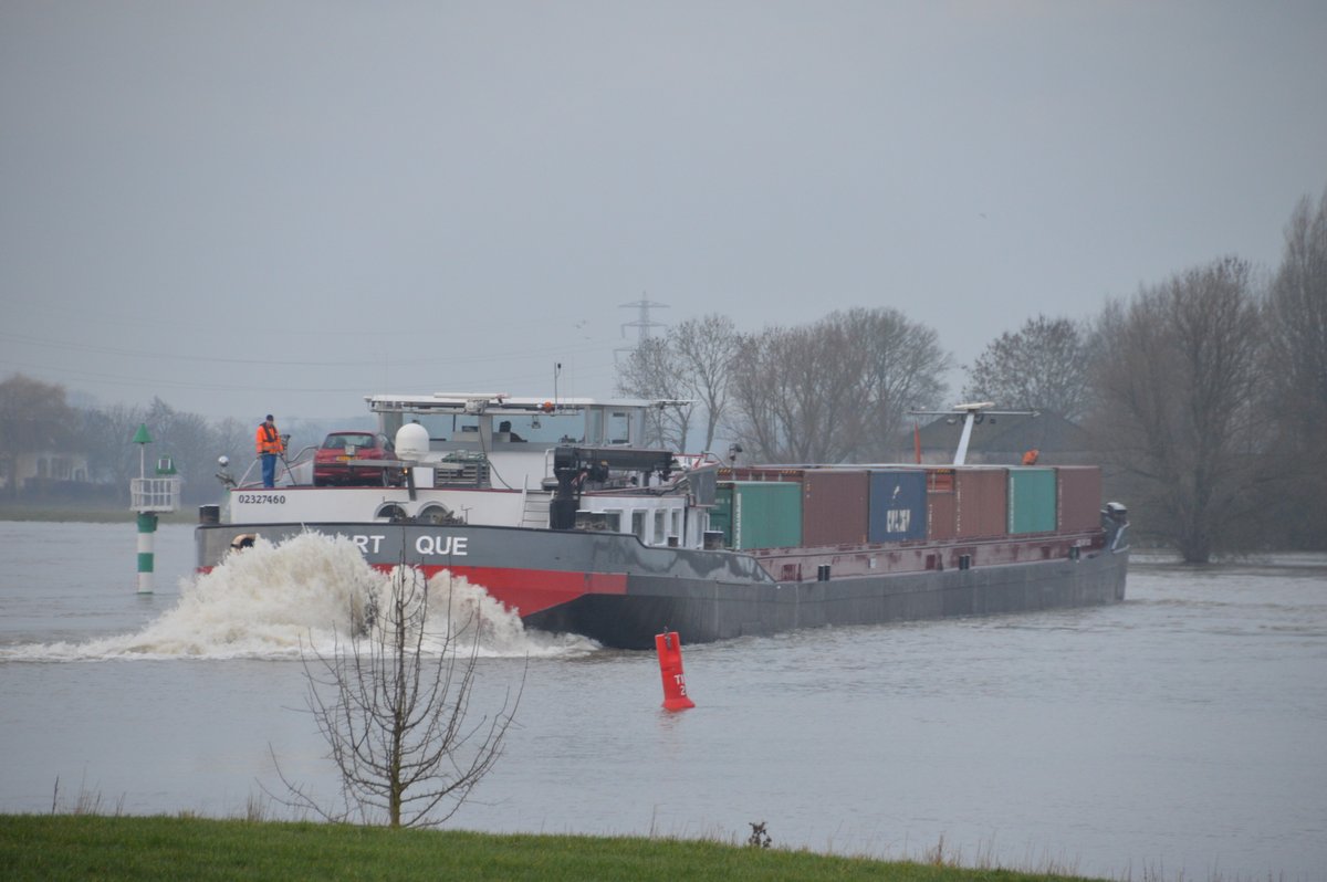 SanderWels's tweet photo. De ene schipper vaart het Twentekanaal uit in de afvaart en komt aan de linkeroever van de IJssel deels op het weiland te liggen en wordt na 10 uur verlost door twee sleepboten. En een professional verlaat dat kanaal in de opvaart en een beetje spectaculair, maar beheerst😀 https://t.co/cCvFL5n9eK