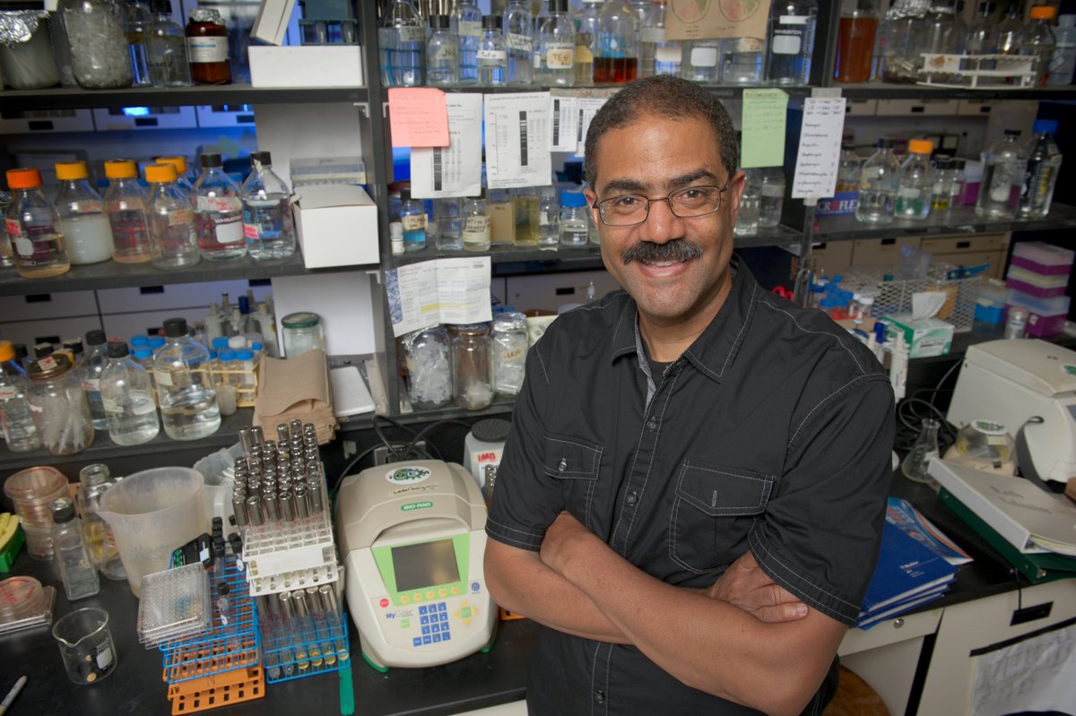 WaterlooSci's tweet image. Prof Charles&apos; research is in &quot;Circular Bioeconomy&quot;. His lab engineers bacterial genomes to convert different types food waste into a broad range of biodegradable bioplastics, to look for solutions to food waste and plastic pollution.