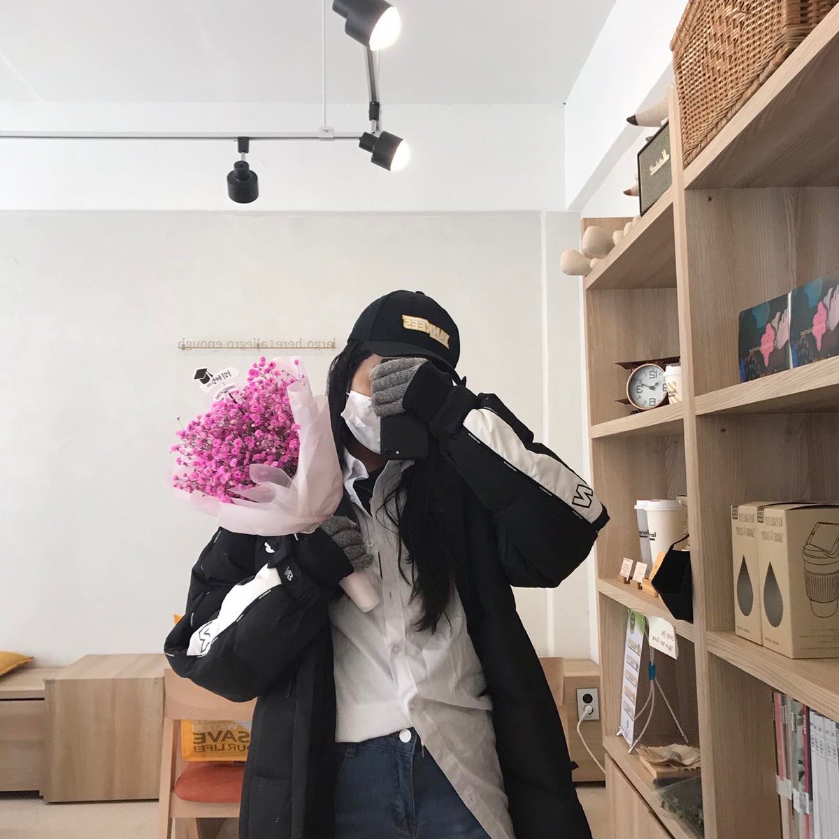Yoonwon_stan's tweet photo. I CANT BELIEVE WE BOTH RECEIVED THE SAME FLOWER ON OUR GRADUATION DAY!? MY SIS DIDNT EVEN DO IT ON PURPOSE 😭 #YangJeongin #JeongInGraduation https://t.co/qv09xnAifb