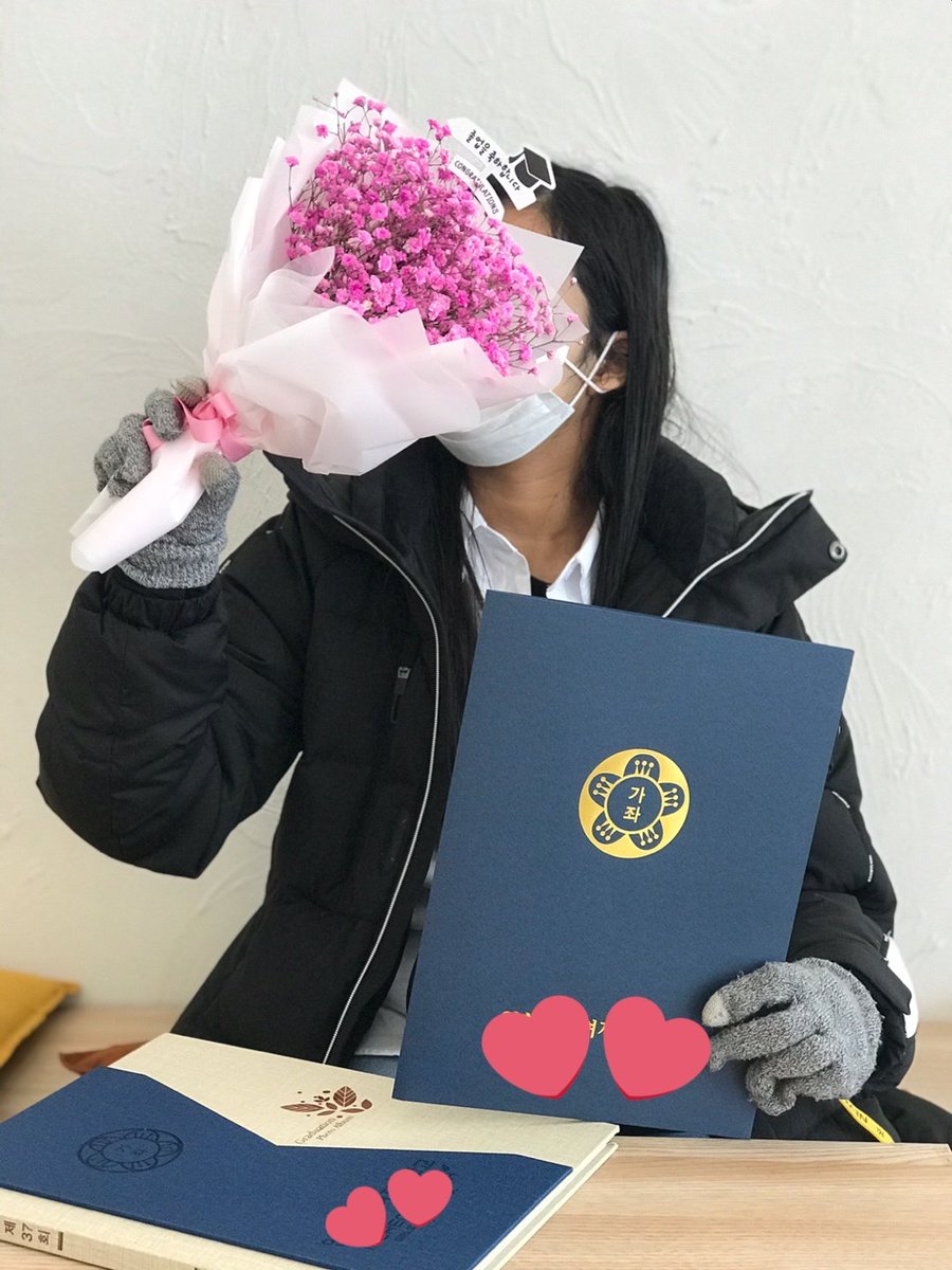 Yoonwon_stan's tweet photo. I CANT BELIEVE WE BOTH RECEIVED THE SAME FLOWER ON OUR GRADUATION DAY!? MY SIS DIDNT EVEN DO IT ON PURPOSE 😭 #YangJeongin #JeongInGraduation https://t.co/qv09xnAifb