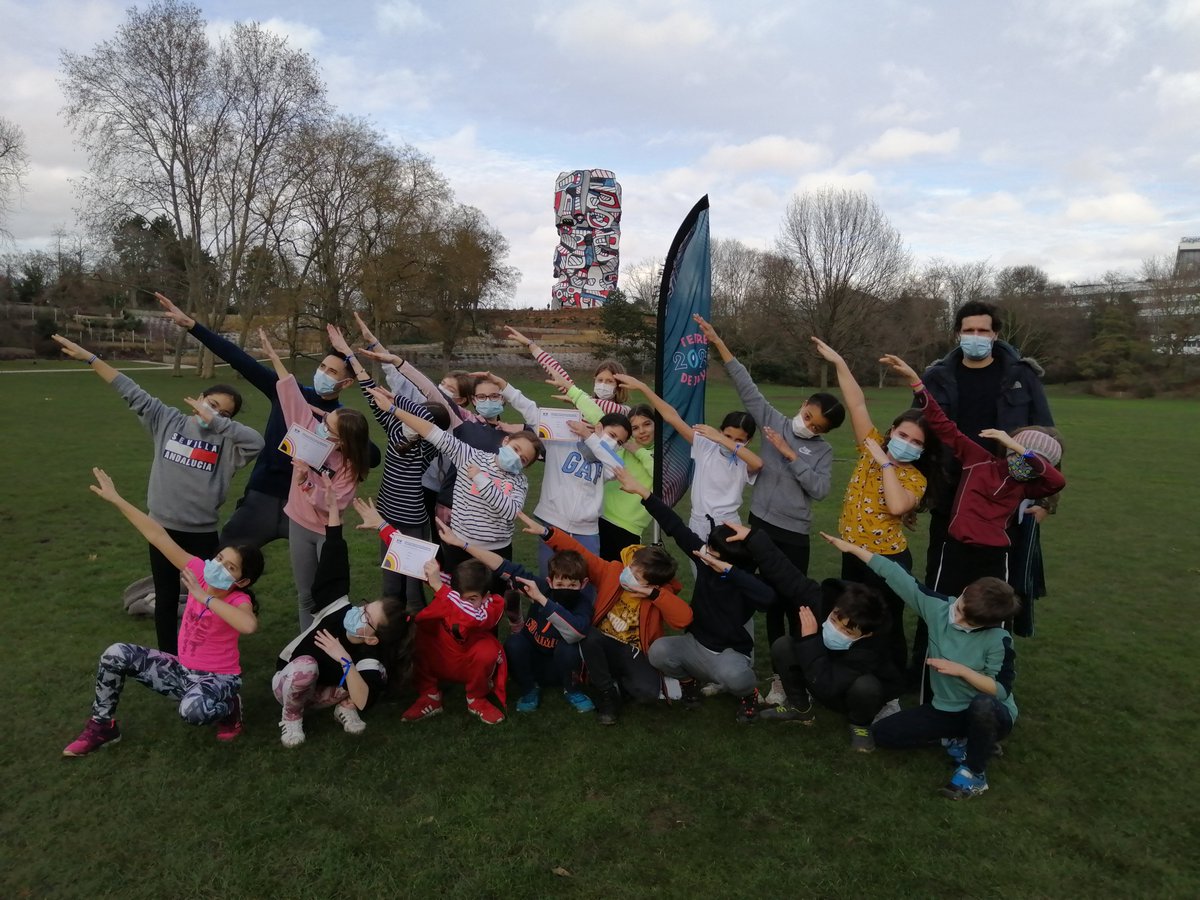 Issylesmoul's tweet image. La Ville participe au Défi Photo #TerredeJeux2024 #SOP2021 #DEFITDJ2024 ! @Paris2024 

📸 Avec les élèves de l'école des Chartreux, dans le parc de l'île Saint-Germain, devant la Tour aux Figures