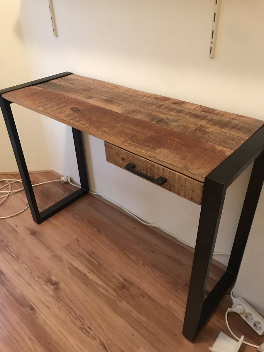 YannickBeekman's tweet photo. Leuk meubel @leenbakker te weinig bijgeleverde boutjes moertjes en ringetjes. En alles wat geleverd is is veel te klein en schroef je door de gaten heen https://t.co/jHesE9McHH