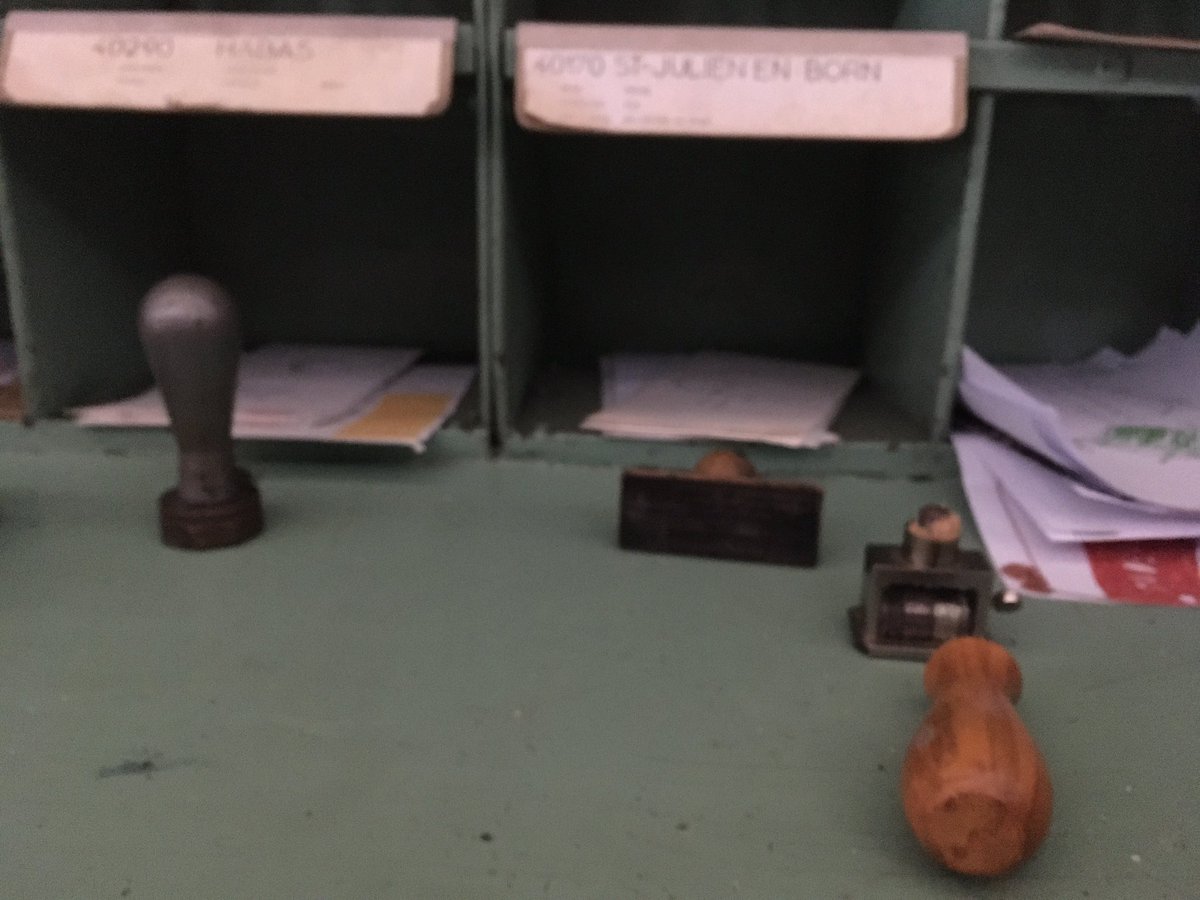 Love_Saint_Laz's tweet photo. La structure de la rame avec une "verrière" est originale, l'équipement comprenait un aspirateur pour évacuer la poussière au moment de vider les sacs postaux, des chauffages à vapeur et des selles rotatives pour le confort des employés 👍 #Patrimoine sauvé par des cheminots! 👌 https://t.co/Z1OmUe4lCi