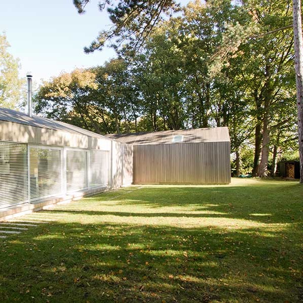 We love how the old chicken sheds on the site inspired this #passivehouse in the South Downs by @MELOYarchitects. 

The full story of this project is now up on our website at the links below.

Irish site: passivehouseplus.ie/magazine/new-b…

UK site: passivehouseplus.co.uk/magazine/new-b…