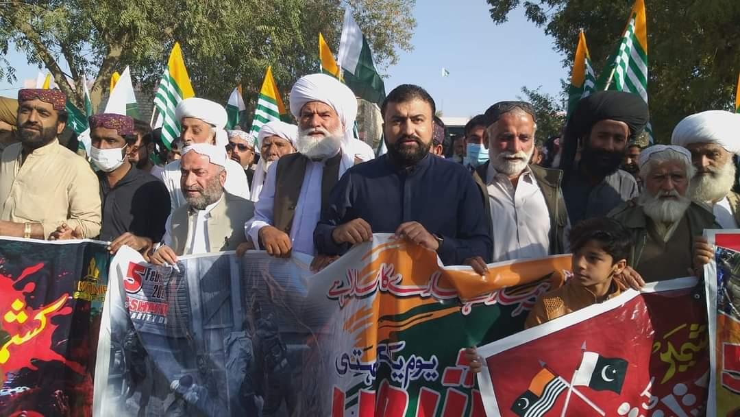 WashoBugti's tweet photo. آج 5 فروری یوم یکجہتی کشمیر کے حوالے سے سینیٹر میر سرفراز بگٹی کے سربراہی میں پاکستان ہاؤس سوئی ضلع ڈیرہ بگٹی میں بگٹی اقوام نے اپنے کشمیری بھائیوں کے ساتھ اظہارے یکجہتی کے لیے ایک عظیم الشان ریلی نکالا ہے اور پاکستان اور کشمیر کے جھنڈے ہاتھ میں لیئے نعرہ کشمیر بنے گا پاکستان https://t.co/aV4mpKg1HU