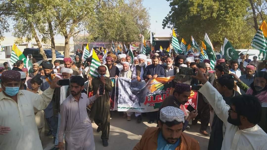 WashoBugti's tweet photo. آج 5 فروری یوم یکجہتی کشمیر کے حوالے سے سینیٹر میر سرفراز بگٹی کے سربراہی میں پاکستان ہاؤس سوئی ضلع ڈیرہ بگٹی میں بگٹی اقوام نے اپنے کشمیری بھائیوں کے ساتھ اظہارے یکجہتی کے لیے ایک عظیم الشان ریلی نکالا ہے اور پاکستان اور کشمیر کے جھنڈے ہاتھ میں لیئے نعرہ کشمیر بنے گا پاکستان https://t.co/aV4mpKg1HU
