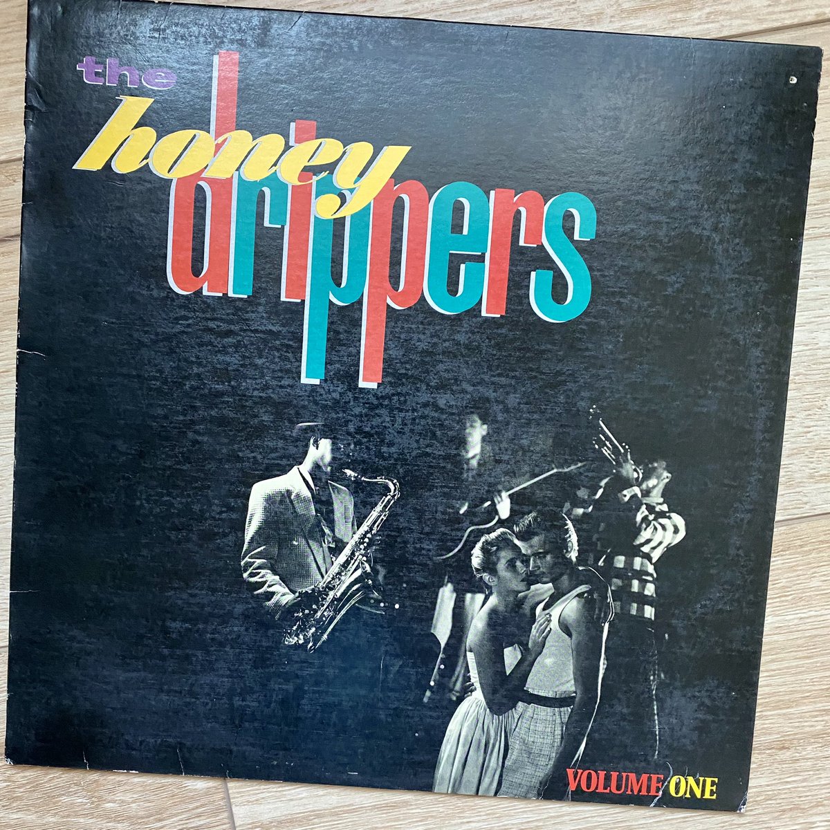 CMoneyKS's tweet photo. #FridayMorningVinyl #TheHoneyDrippers #VolumeOne what a fantastic #80s #SuperGroup #EP playing classic #R&B Ballads and #JumpBlues #JimmyPage #RobertPlant #PaulShaffer #JeffBeck #Vinyl #EsParanzaRecords #AtlanticRecordingCorp #1984 https://t.co/LLQFiMPhpq