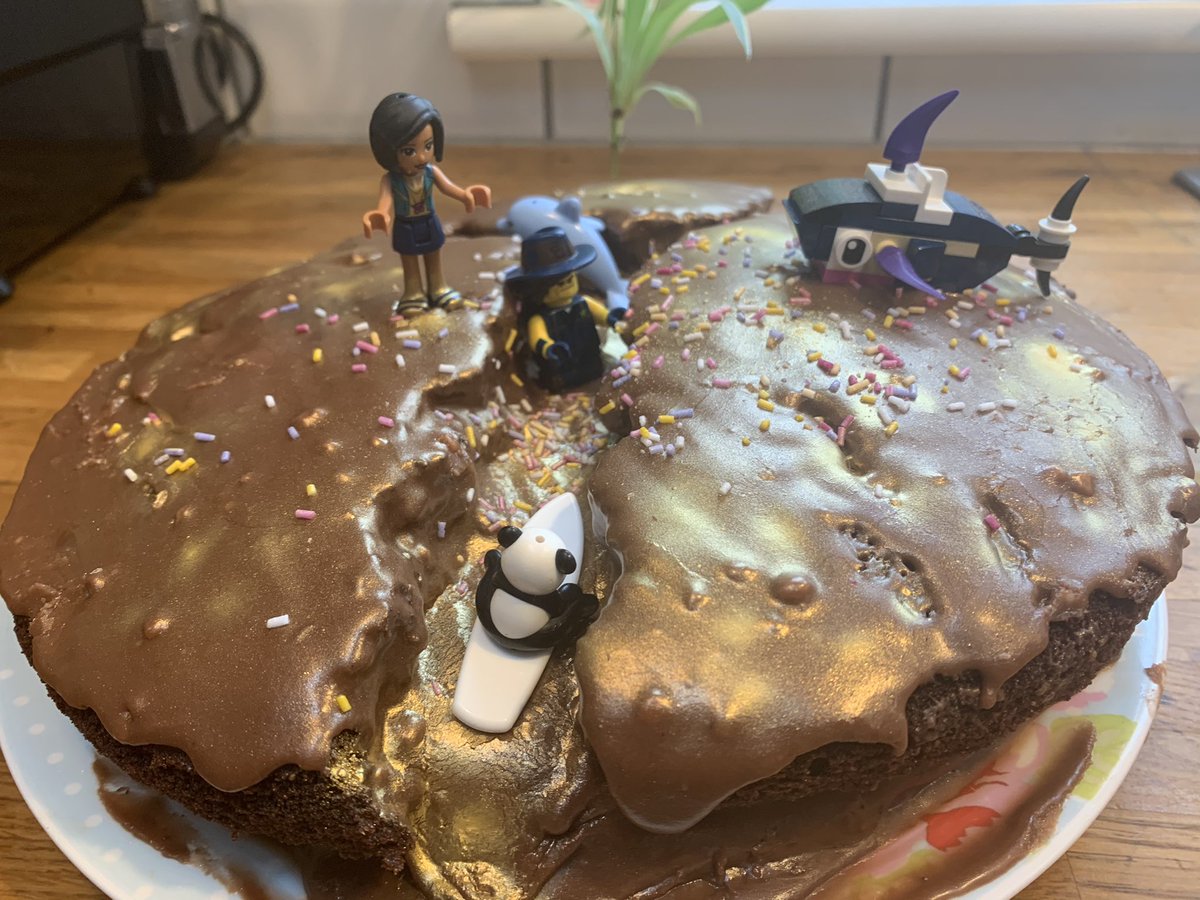 InspDaveT's tweet photo. Youngling Sgt snapped her top layer...
e-voila Earthquake Cake.!ππ¬ #daddySchool #stillaCake https://t.co/hSCR6Oh992