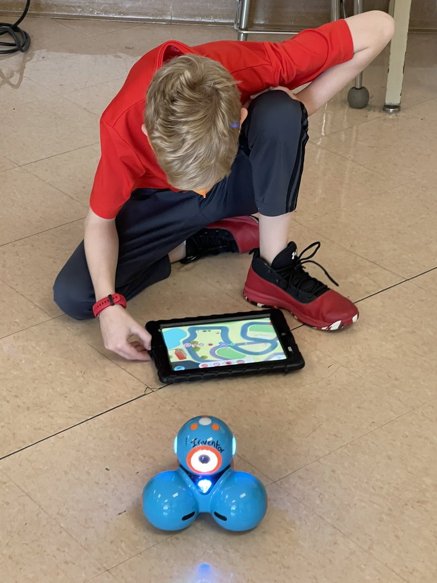 MCSSTEAM's tweet image. We’re creating paths and solving challenges this week with our Dash robots! #stem #steam #robots @WonderWorkshop #masonelementary