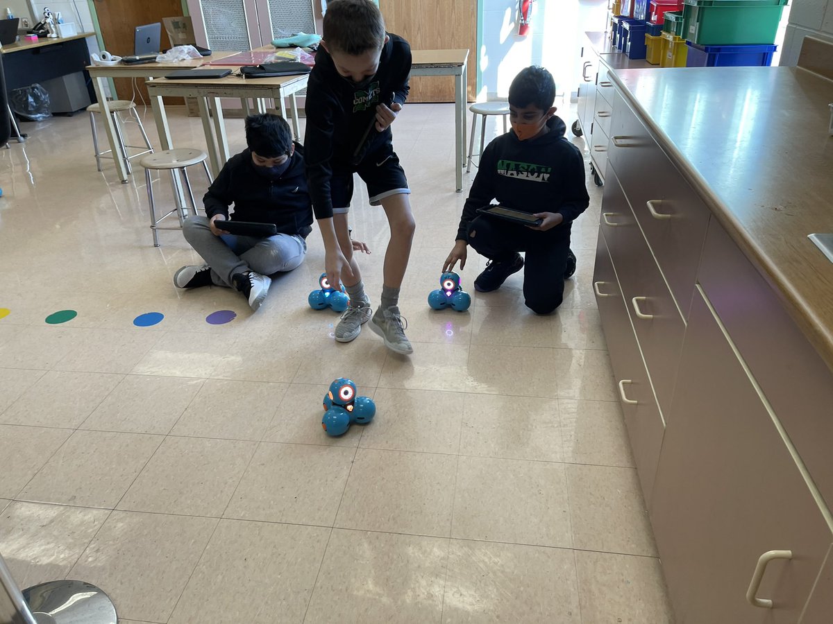 MCSSTEAM's tweet image. We’re creating paths and solving challenges this week with our Dash robots! #stem #steam #robots @WonderWorkshop #masonelementary