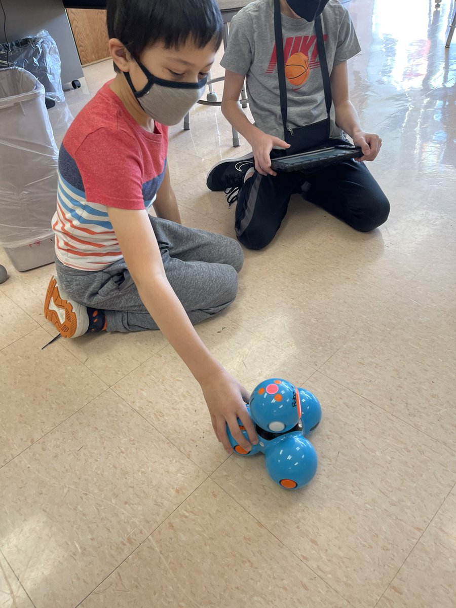 MCSSTEAM's tweet image. We’re creating paths and solving challenges this week with our Dash robots! #stem #steam #robots @WonderWorkshop #masonelementary