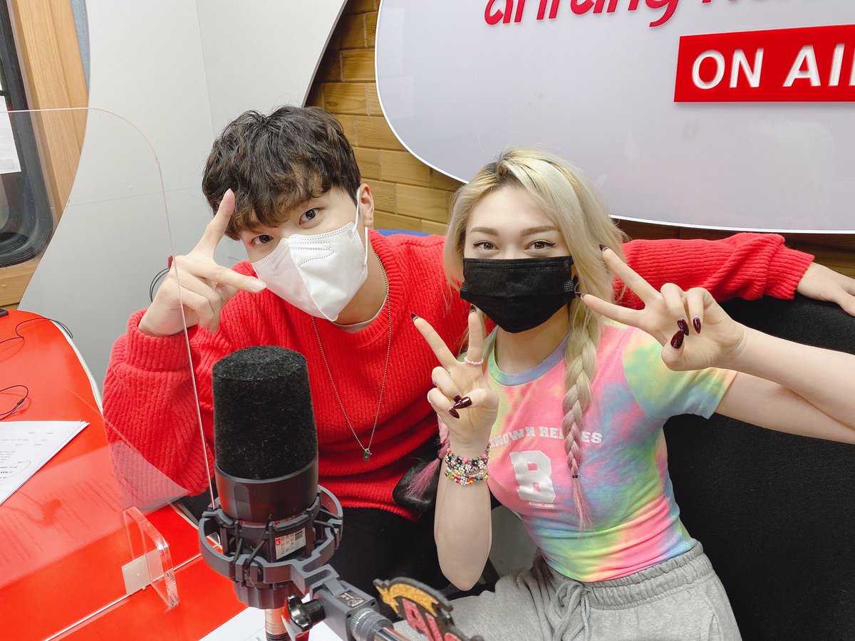 AleXaTurkiye's tweet photo. [050221] @/musicaccess0304 Twitter güncellemesi: 
“#2ALEX ile #AleXa 🧝🏻‍♀️
Bugün <Ayrılık> hikayesi hakkında konuştuk. 👋
V LIVE’da tekrar izleyin
▶️ https://t.co/Mn4QFyTVYP “
@AleXa_ZB #알렉사 https://t.co/TzoXztNVhz