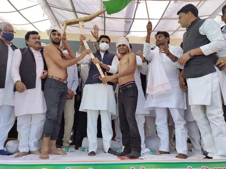 आज की महापंचायत किसान महापंचायत दौसा के मुख्य अतिथि सचिन पायलट की मुरारीलाल मंत्री जी जीआर खटाना जी विधायक बांदीकुई आदि किसान नेता मौजूद थे 7 फरवरी को दिल्ली पहुंच की रणनीति की महापंचायत हुई थी ,<a href="/AapkaMurarilal/">Murari Lal Meena</a> <a href="/SachinPilot/">Sachin Pilot</a> <a href="/PragpuraPilot/">Pilot Pragpura</a> <a href="/rajubarwal/">Rajubarwal@gmael.c0m</a>