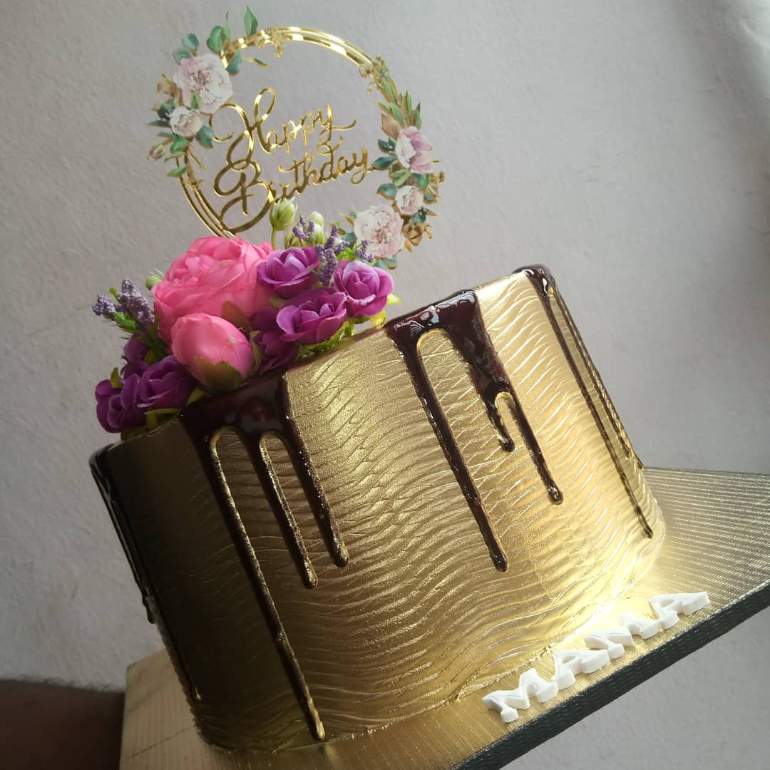 cakesbyruthieee's tweet photo. The feeling dat comes when asked to make a design you have previously made✨✨ Yet another #24karat gold cake #repeatdesign #goldcake #24karatgold  pls kindly RT 🙏🏾🙏 https://t.co/pfVBeir9Qq