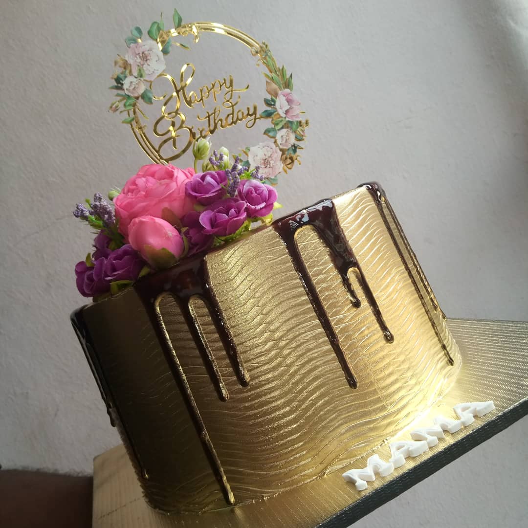 cakesbyruthieee's tweet photo. The feeling dat comes when asked to make a design you have previously made✨✨ Yet another #24karat gold cake #repeatdesign #goldcake #24karatgold  pls kindly RT 🙏🏾🙏 https://t.co/pfVBeir9Qq