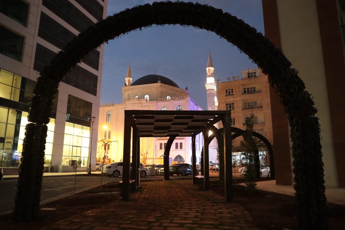 250 metre uzunluğuyla Şanlıurfa'nın en uzun yeşil koridorunda, yapım çalışmalarının ardından peyzaj düzenlemesini de tamamlıyoruz.

11 Nisan Külliyesi ve Valilik arasında geçiş görevi görecek proje tamamlandığında gecesi ışıl ışıl, gündüzü yemyeşil bir koridor olacak🌿