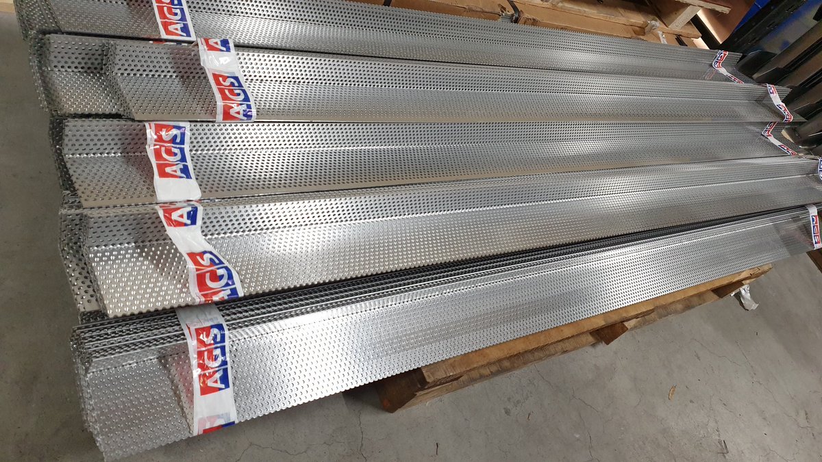 agsproductsbv's tweet photo. #Profielen van gezet #geperforeerd #aluminium op maat maken we tegenwoordig ook. Tbv scheidinglaag tussen dakbestrating en daktuin of kiezelstenen. Met behoud van afwatering van het platte dak. Ook voor aluminium zetwerk dus gewoon AGS ;) https://t.co/PAjOz4ToCt