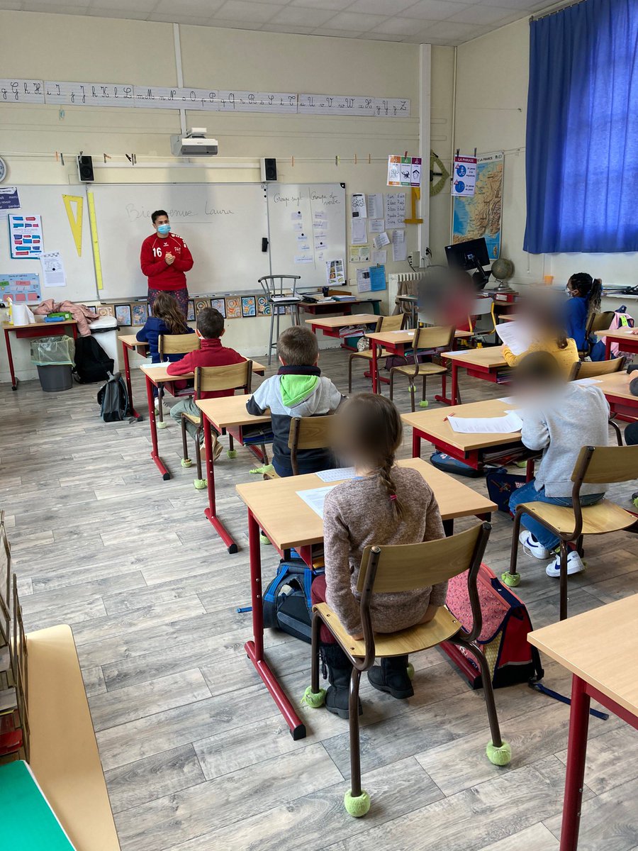 Clap de fin de la #SOP dans la circonscription. Les élèves de l’EE M.Roustan ont fait la rencontre de la gardienne du club local de 🤾 <a href="/ACHandball/">Angoulême CharenteHB</a> Des échanges passionnés et une attention remarquable #generation2024 <a href="/dsden16/">Dasen16</a> <a href="/USEP_Charente/">USEP16</a> @carolinerobin5