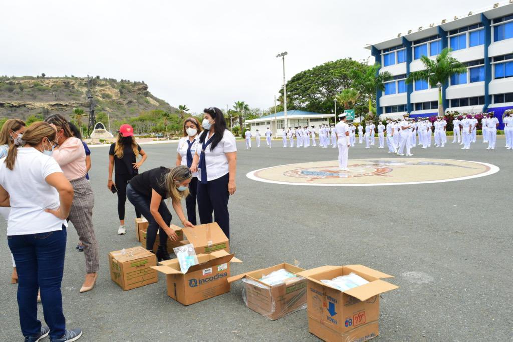 armada_ecuador's tweet photo. #Salinas l La Fundación Asistencial Armada Nacional (FASAN) visitó la #EscuelaSuperiorNaval y realizó la entrega de kits de protección de bioseguridad para COVID-19, implementos que ayudarán a reducir el riesgo de contagio de la Brigada de #Guardiamarinas. #ESSUNA #Familianaval https://t.co/ffuV9OOo4Q