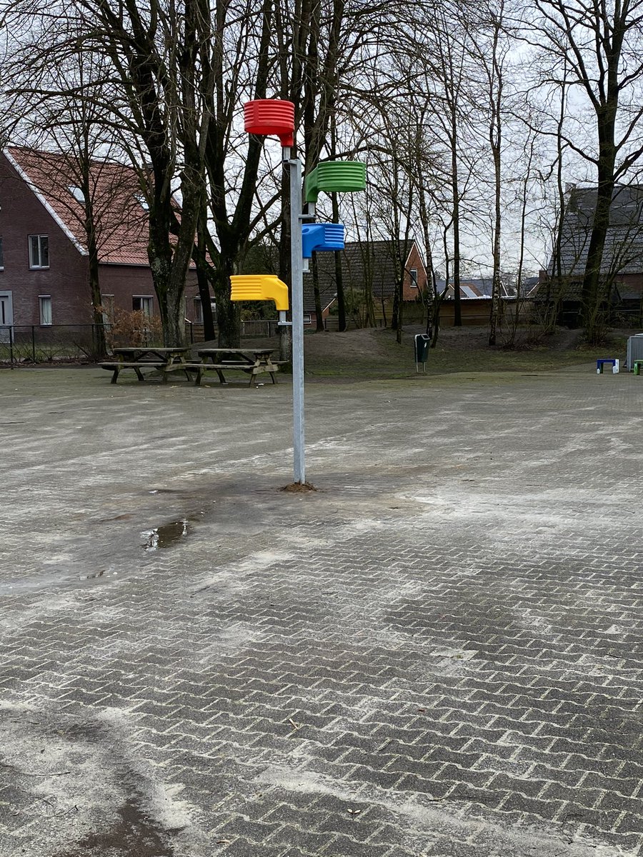 Multikorf's tweet photo. Voor korfbalvereniging SDO uit Schoonoord hebben wij een tweetal Multikorf speelpalen geplaatst. Op de schoolpleinen van Burgemeester SJ Van Royenschool en CBS de Slagkrooie kunnen de leerlingen extra bewegen. Wij wensen de leerlingen veel speelplezier. #korfbal https://t.co/CXpHXANZi2