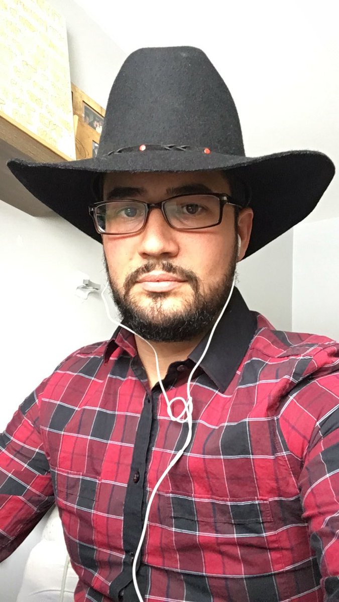 holasrb's tweet photo. #funhatfriday en la clase virtual hoy. Llevo el tejano https://t.co/O0HXUSBWrE