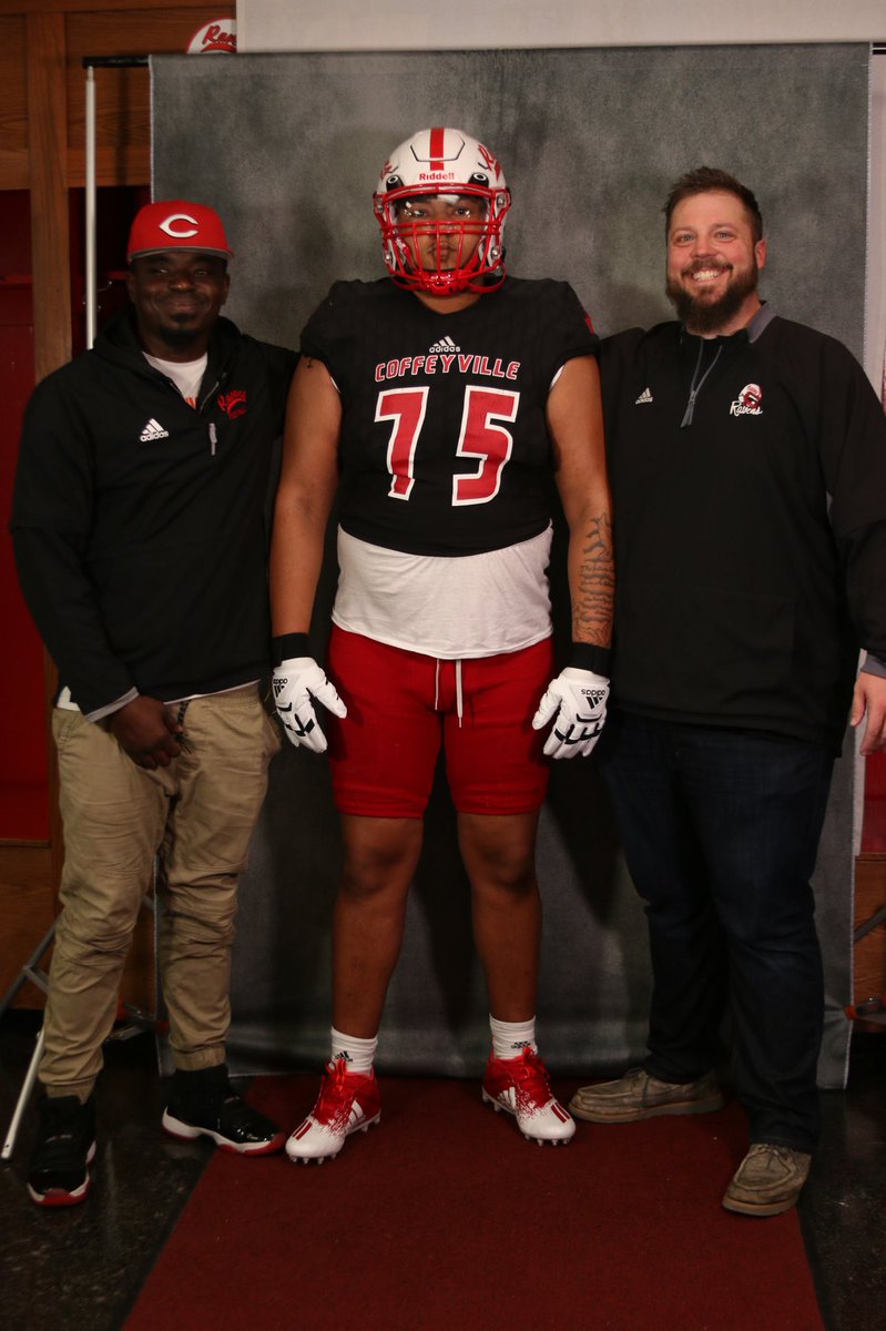 I cant thank @ravensftbhc enough for the staff he has wow <a href="/Red_Raven_FB/">Coffeyville Football</a> has something special REALLY REALLY SPECIAL GOING ON IM HONORED 2 have MY SON <a href="/keyshawnblacks5/">keyshawn blackstock</a> WEAR A RED RAVENS UNIFORM‼️ Your staff does this RECRUITING PROCESS THE RIGHT WAY‼️ The ViLLe Where Legends begin