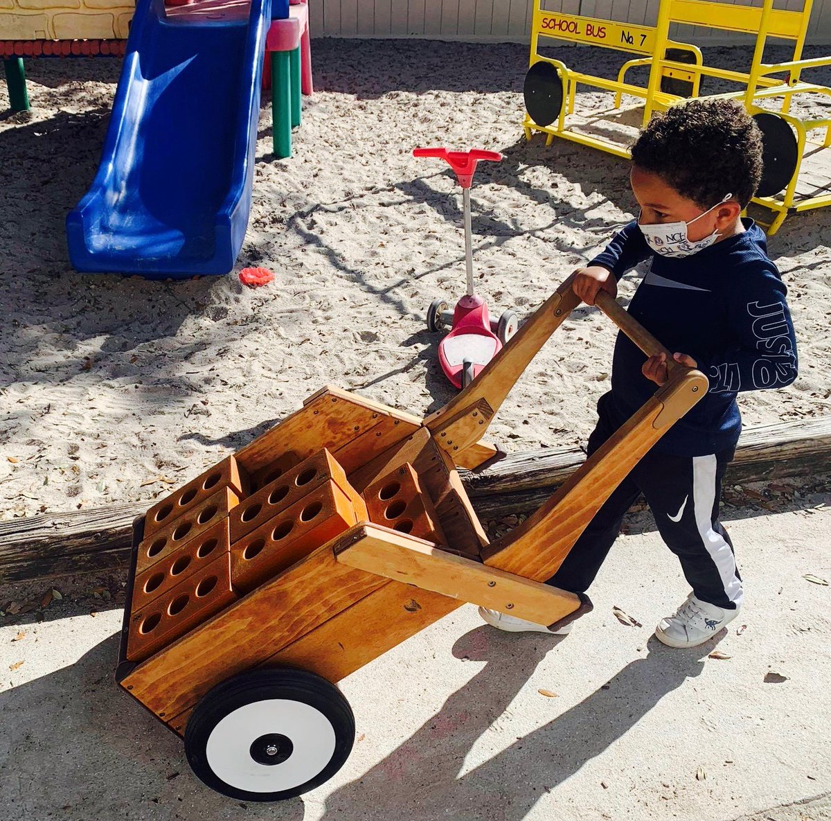 Childs_Path's tweet photo. We were so excited to see these wooden wheelbarrows and mud tables roll in from @CommunityPlayUS to engage our 3- to 5-year-olds in sensory play, help develop fine and gross motor skills, and more. This was all made possible by an @Arthrex grant. Thank you! #earlylearning https://t.co/xoOpUe733E