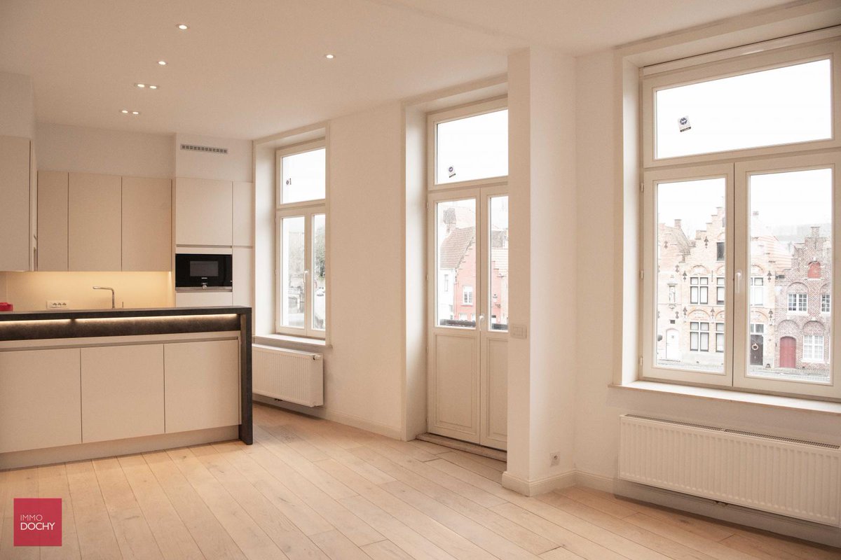 ImmoDochy's tweet photo. Te koop in Brugge: vernieuwde #herenwoning met tal van mogelijkheden! Ideaal als kangoeroewoning voor 𝗺𝗲𝗲𝗿𝗱𝗲𝗿𝗲 𝗴𝗲𝘇𝗶𝗻𝗻𝗲𝗻, nieuw 𝘀𝗮𝗺𝗲𝗻𝗴𝗲𝘀𝘁𝗲𝗹𝗱𝗲 𝗸𝗼𝗽𝗽𝗲𝗹𝘀 of 𝗰𝗼𝗺𝗯𝗶𝗻𝗮𝘁𝗶𝗲 𝘄𝗼𝗼𝗻-𝘄𝗲𝗿𝗸. 𝗡𝗶𝗲𝘂𝘄𝘀𝗴𝗶𝗲𝗿𝗶𝗴? https://t.co/brKNRoeUIa https://t.co/FG8MHpnV7i