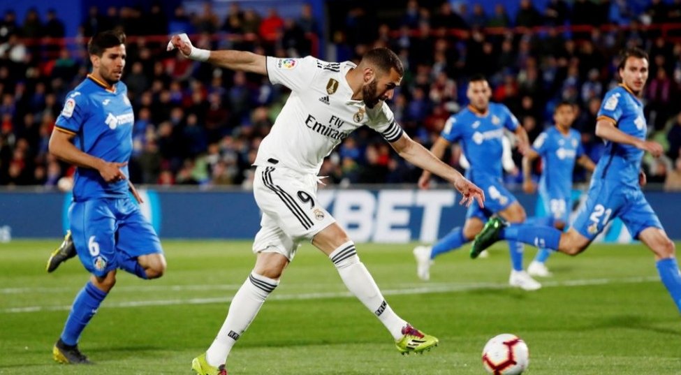 RUnifut's tweet photo. Jornada 27 de La Liga🇪🇦.
🏟️ Coliseum Alfonso Pérez
🔵🔵Getafe 1-3 Real Madrid⚪⚪

Goles:
⚽ Benzema (Odegaard)  9'
⚽ Milinkovic S. (Kroos)  21'
⚽ Mbappé (Rodrygo)   74'
⚽ Mata   92'

Tarjetas:
🟨 Carvajal.

Cambios:
Rodrygo 🔄 Benzema
Valverde 🔄 Kroos
Carvajal 🔄 Kimmich https://t.co/OQxGeoXgWy