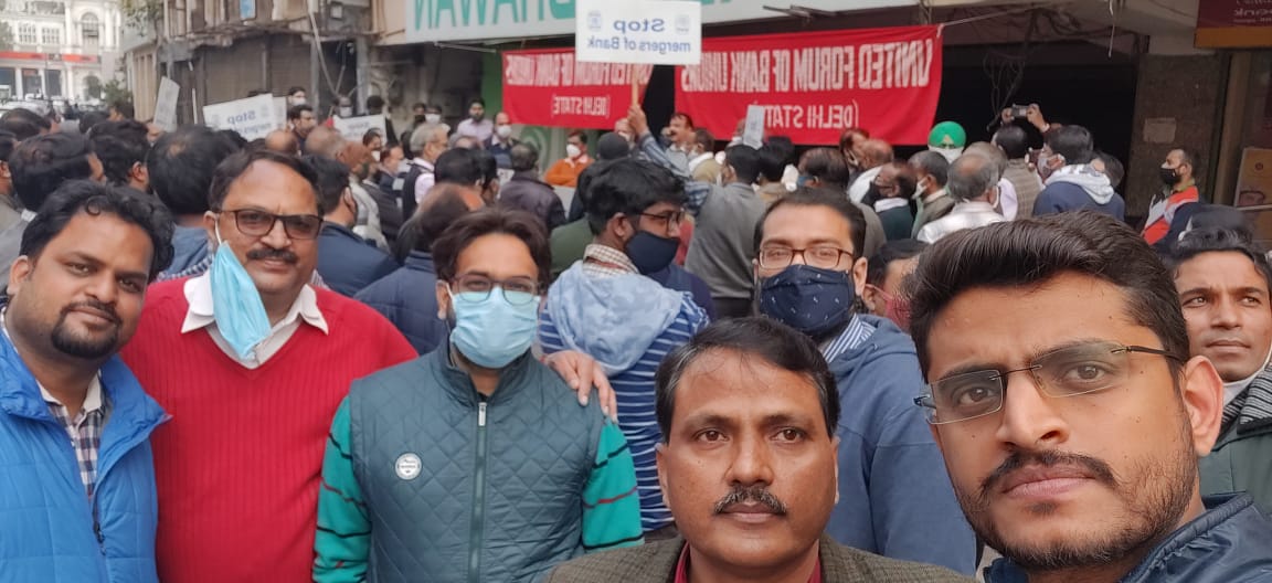 SachinR60334724's tweet photo. #demonstration for protest against privatisation in Delhi. Let's our Country should know that PSBs are of the people, by the people and for the people. For #AtmaNirbharBharat We need more PSBs.#IndiaTogether #StopPrivatizationOfPSBs
#Budget2021
#BankersProtest https://t.co/DFapeNPFYz