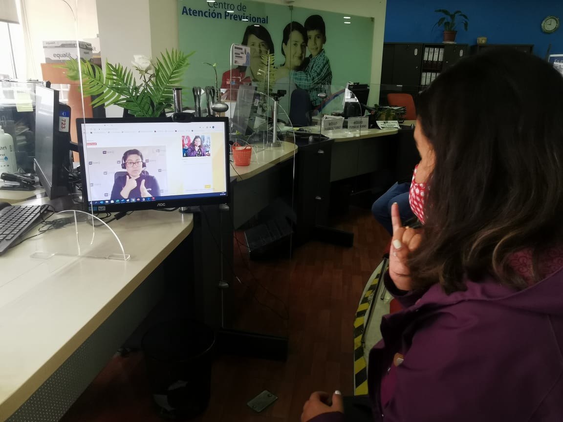 Imagen muestra la atención de una persona sorda usuaria de lengua de señas en el módulo de Videointerpretación de Chile Atiende.