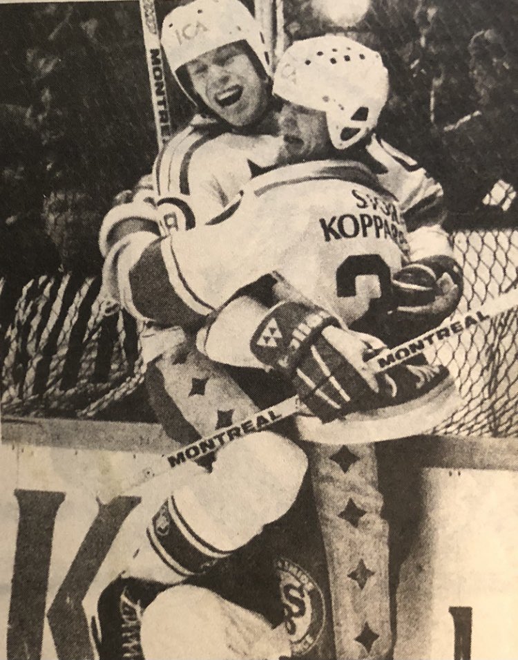 jb272ab's tweet photo. Du, Peo Carlsson och jag hjälpte varandra att etablera oss i Elitserien och debuterade samtidigt i Tre Kronor. Vi tre i samma kedja var en fullträff. Minns tidningarna skrev ”C-kedjan blev A-kedjan. Vila i frid Ulf Skoglund. Tack för alla roliga minnen vi delade under åren. ❤️🏒 https://t.co/ese8zz1s6V