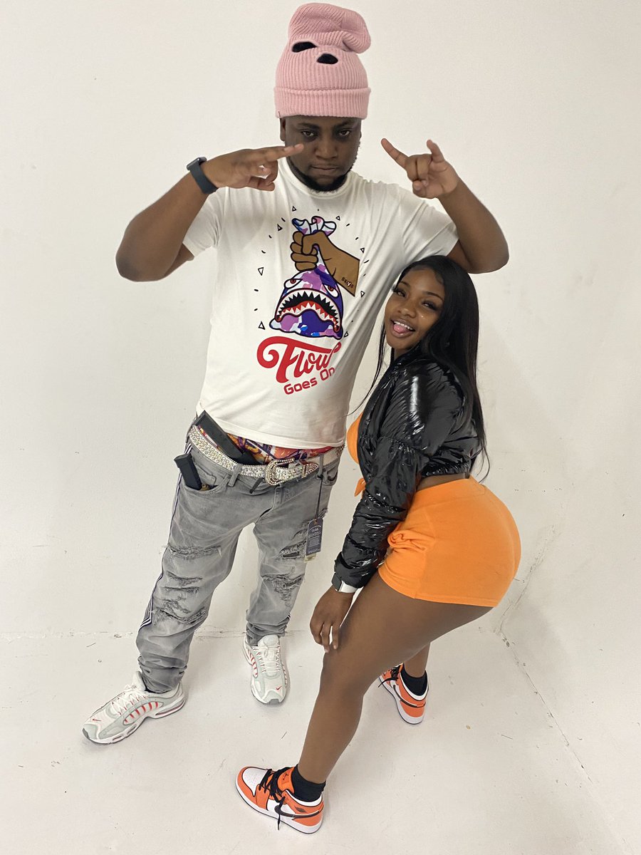 crownderii's tweet photo. If You My Bitch Then  You Gotta Be Pretty And With It Like "Bae Put  The Glock In Yo Purse " @bigbeezykay #lahitta #covid1320 https://t.co/Q4b2WtcKsO