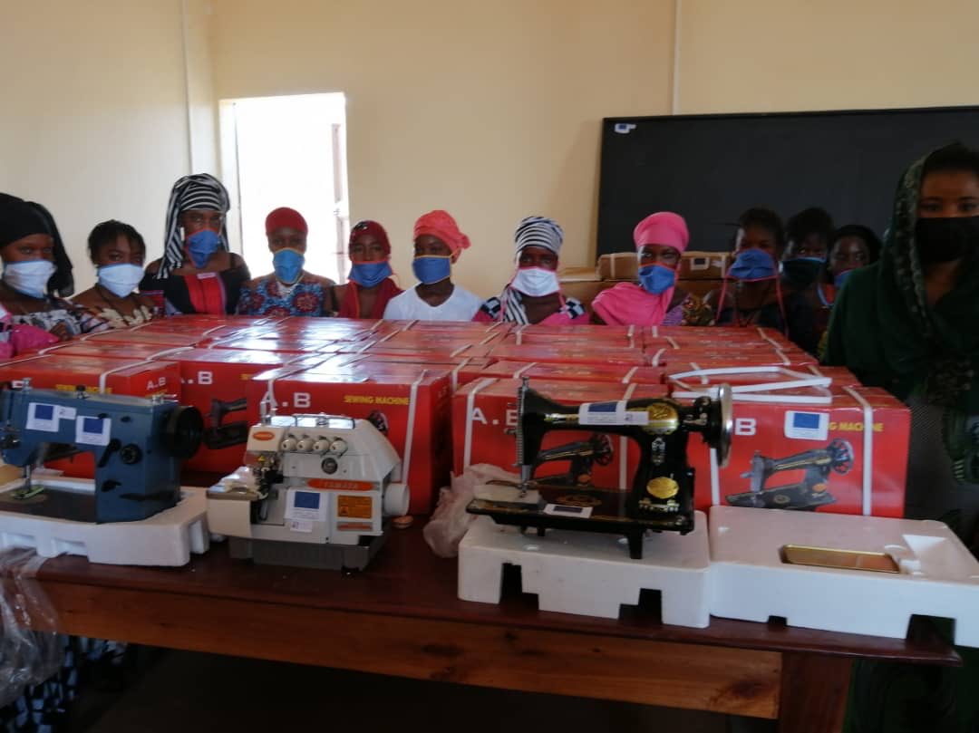 Remise d’équipements aux coopératives 🧵de Belkindi 🔄 de la mine GAC par #INTEGRA_Guinee financé par <a href="/UEenguinee/">Délégation de l'Union européenne en Guinée</a> 
🔑60 jeunes seront formées👩🏾‍💼 en fabrication d’uniformes des 🏢 minières
✅25000 😷 produits/distribués avec #INTEGRA dans la région 
#TeamEurope #AfricaTrustFund